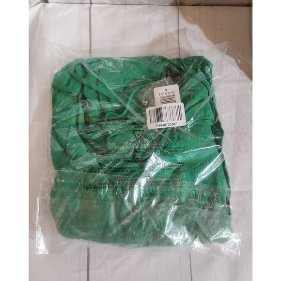 NWT Torrid Rayon Sharkbite Babydoll Flutter Sleeve Top Shirt Blouse Size 4X (26) - Picture 3 of 3